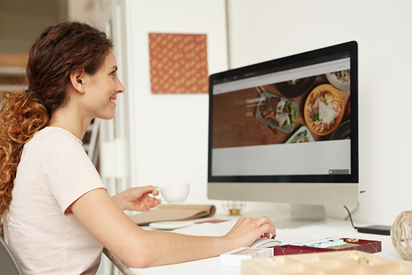 Website designer avoiding web design mistakes.