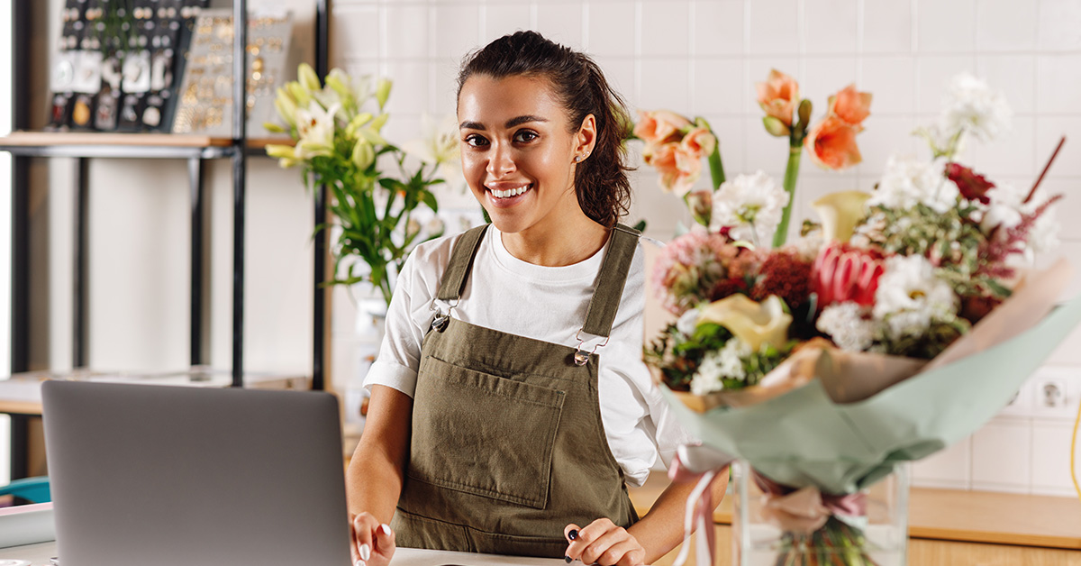 A business owner in front of her computer learning about Shopify SEO